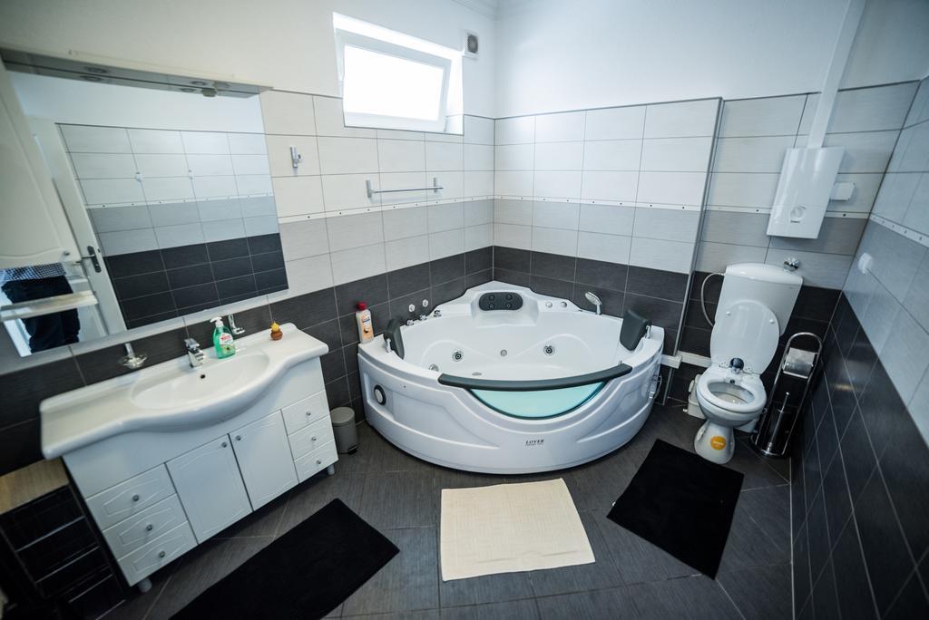 Suites Donna Bihać Екстериор снимка
